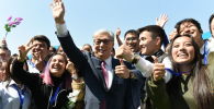 Президент Касым-Жомарт Токаев принимает участие в массовых гуляниях, посвященных Дню единства народа Казахстана