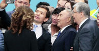Елбасы Нурсултан Назарбаев и президент Касым-Жомарт Токаев позируют для фотографий с участниками съезда Нур Отан, архивное фото 