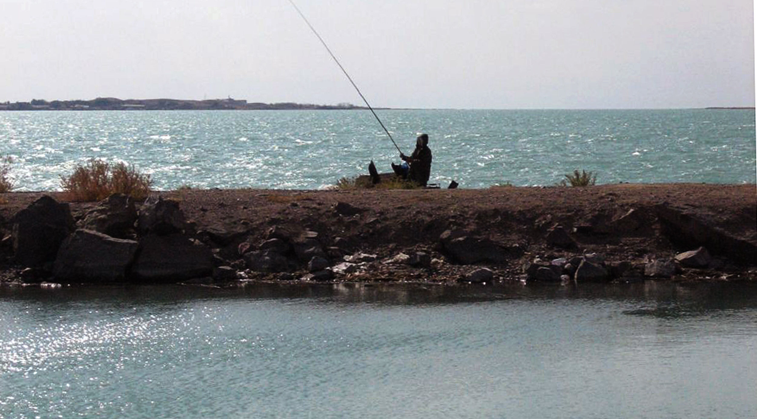 Мужчина ловит рыбу на озере Балхаш, архивное фото
