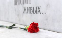 Гвоздика у мемориала памяти жертв политических репрессий, архивное фото