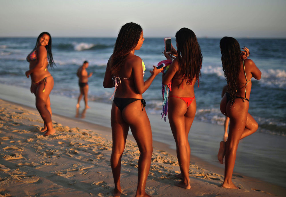 Девушки на пляже в Рио-де-Жанейро.