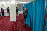 Избиратели на внеочередных выборах президента на участке №58 в г. Нур-Султане