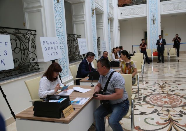 Избиратели в посольстве Казахстана в России
