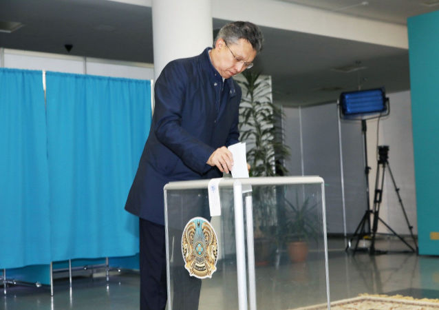 Аким Нур-Султана Бахыт Султанов проголосовал на выборах президента Казахстана