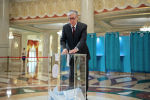 Касым-Жомарт Токаев на избирательном участке в день внеочередных выборов в Республике Казахстан