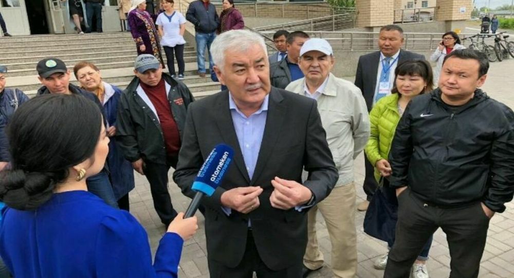 Кандидат в президенты Амиржан Косанов на избирательном участке