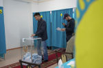 Жители Нур-Султана голосуют на выборах