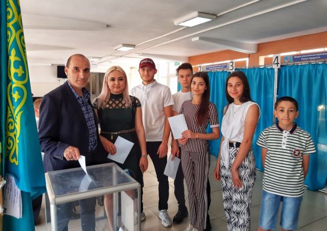 Самая многодетная армянская семья из Шымкента голосовать пришла в полном составе