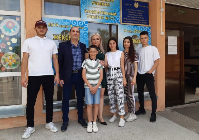 Самая многодетная армянская семья из Шымкента голосовать пришла в полном составе