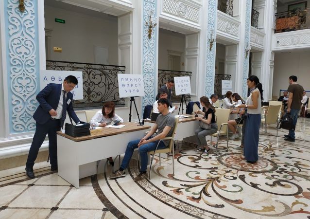 Казахстанцы голосуют в посольстве