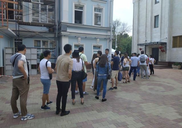  Казахстанцы голосуют в посольстве