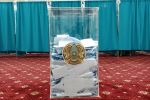 Урна с  бюллетенями на избирательном участке. Выборы президента Казахстана - 2019