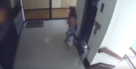 Мать едва успела спасти ребенка, схватит его за ноги - видео