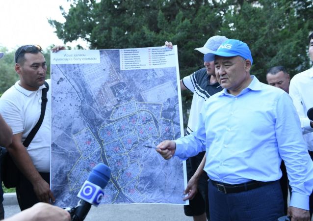 Аким Туркестанской области Умирзак Шукеев рассматривает схему города, поделенную на 17 секторов