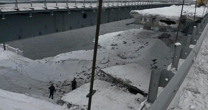 Дчс вко усть каменогорск отмена занятий. Упал Иртышский мост в Усть-Каменогорске. Обрушение моста в Усть Каменогорске. Упавший пролет. Мост Усть-Каменогорск сломался.