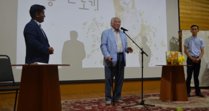 Писатель Дулат Исабеков на презентации книг Мейиржана Жылкыбая