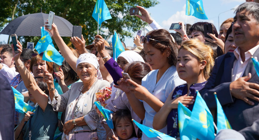 Жители  Казахстана, архивное фото