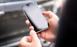 Телефон в руках подростка, иллюстративное фото Телефон в руках подростка, иллюстративное фото