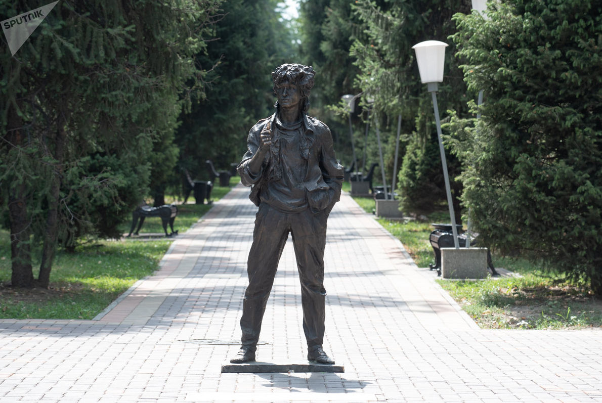Памятник Виктору Цою в Алматы