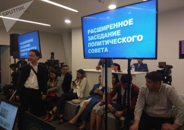 Журналистам не хватило места в зале заседания политсовета Нур Отан