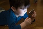 Ребенок играет со смартфоном, иллюстративное фото