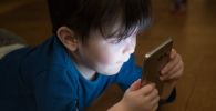 Ребенок играет со смартфоном, иллюстративное фото