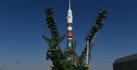 Ракета-носитель Союз-2.1а с пилотируемым кораблем Союз МС-14 во время установки на стартовый комплекс космодрома Байконур