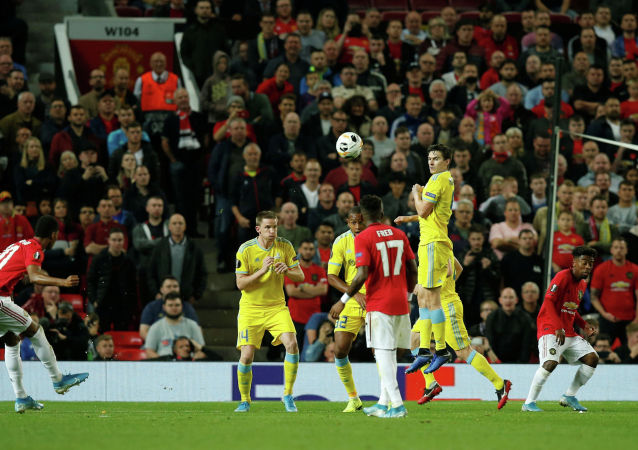 Маркус Рашфорд из Манчестер Юнайтед бьет по воротам со штрафного удара
