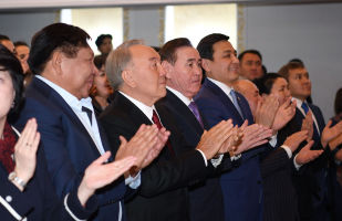 Назарбаев посетил спектакль в  Государственном академическом казахском музыкально-драматическом театре имени Куанышбаева