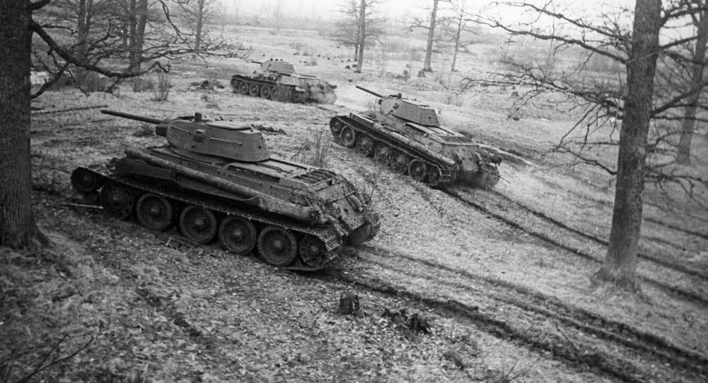 Танки Т-34 выходят на боевой рубеж, архивное фото