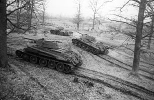 Танки Т-34 выходят на боевой рубеж, архивное фото