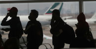 Люди в защитных масках в очереди в аэропорту