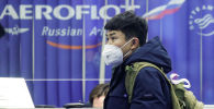 Пассажир в маске в московском аэропорту Шереметьево