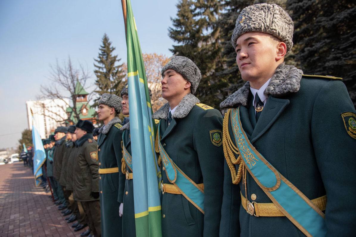 8 знамен. Боевое Знамя 8 Гвардейской Панфиловской дивизии. Стихи о 49 годовщине национальной гвардии Казахстана.