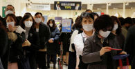Люди в защитных масках торговом центре в Сеуле, Корея