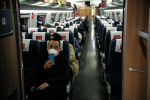 Пассажир в защитной маске в Китае