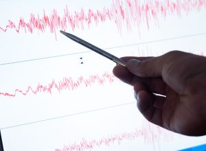 Там не только обрабатывают подземные толчки, но и ведут непрерывную запись со всех станций
