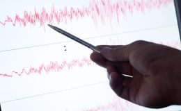 Там не только обрабатывают подземные толчки, но и ведут непрерывную запись со всех станций