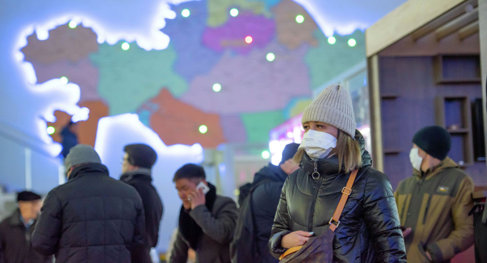 Люди в масках на автовокзале в Нур-Султане накануне карантина 
