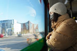 Девушка в маске едет в автобусе в Нур-Султане после введения карантина