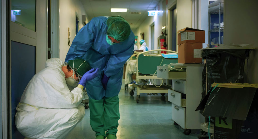 Врачи в защитных костюмах на дежурстве в больнице с коронавирусом