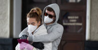 Девушка и парень в защитных масках
