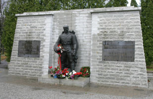 Памятник советскому Воину-освободителю Бронзовый солдат на таллинском Военном кладбище, архивное фото