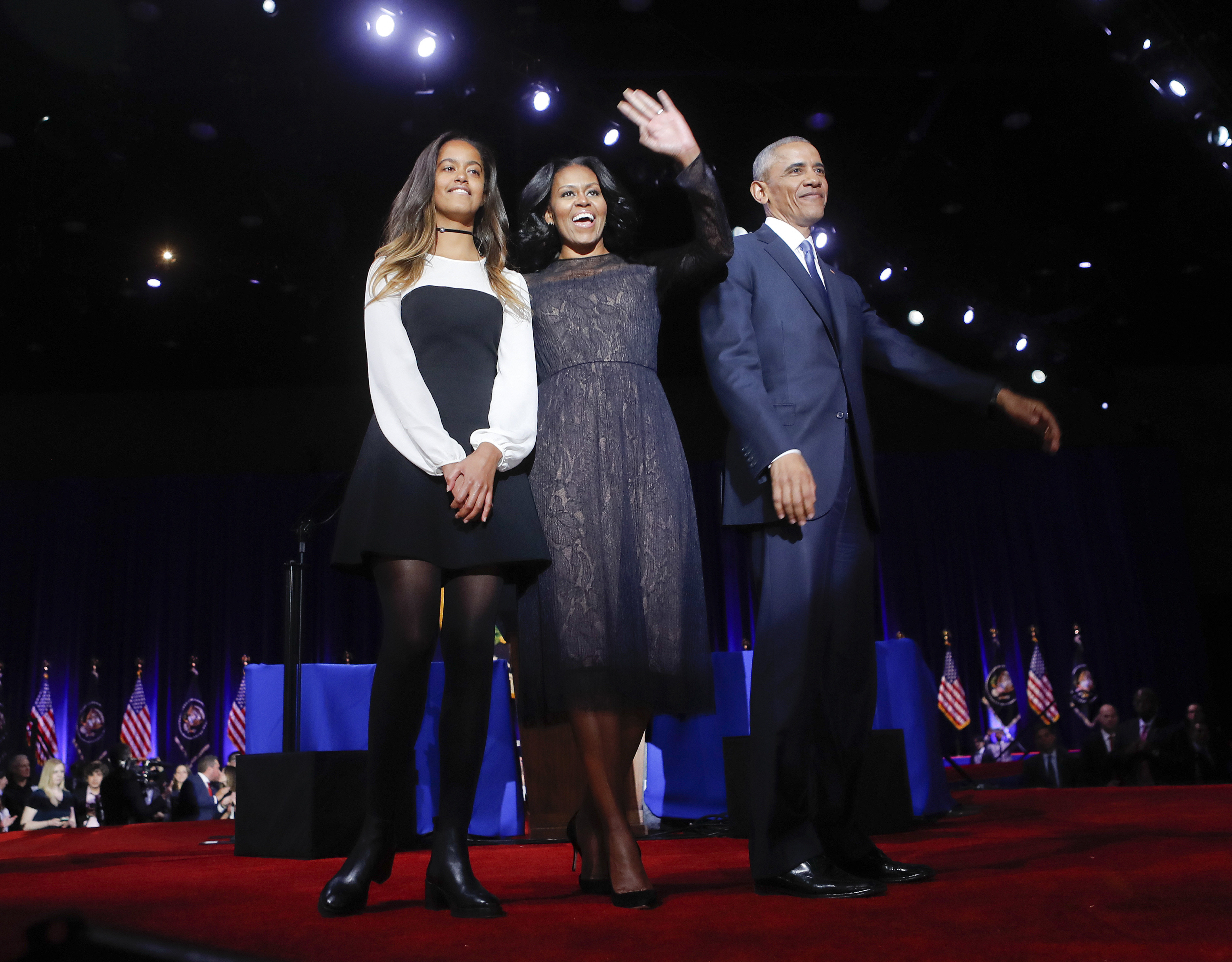 Экс-президент США Барак Обама на сцене с первой леди Мишель Обамы и дочерью