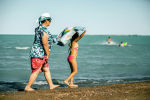 Бабушка с внучкой гуляют по пляжу озера Щучинско-Боровской курортной зоны