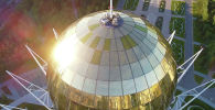 Солнце отражается в стеклянном куполе Байтерека 