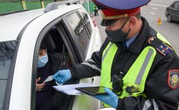 Полицейские в масках на дороге после дождя