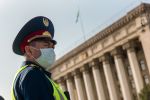 Полицейский в маске на площади Астана в Алматы 