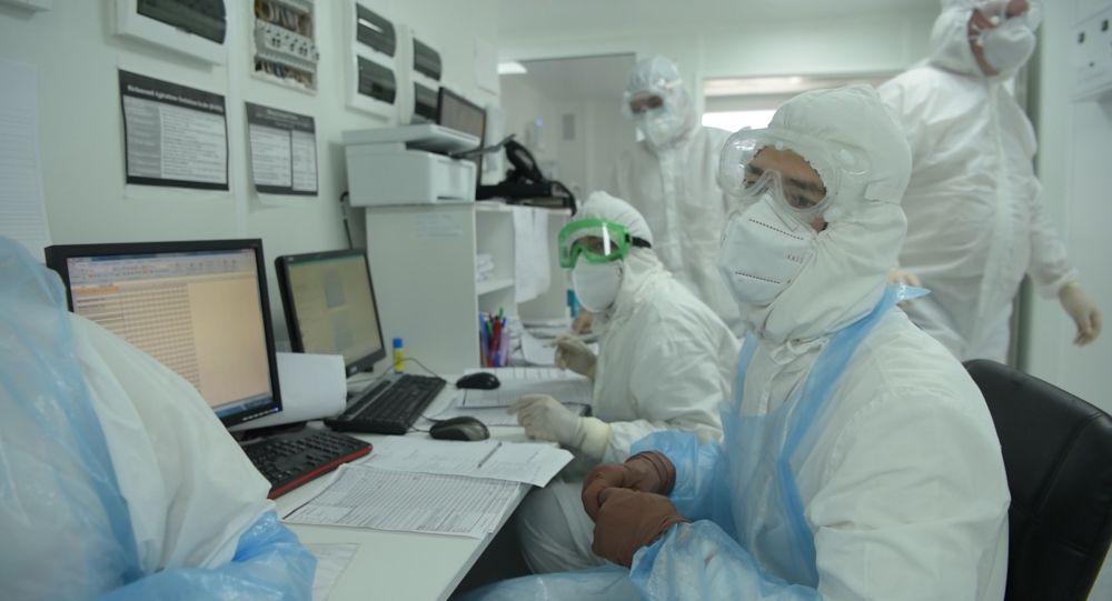 Врачи работают с документами в отделении больницы с коронавирусом в Нур-Султане