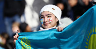 Девушка держит флаг Казахстана